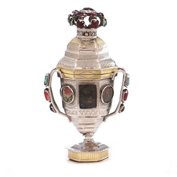 Hovedvandsæg i delvist forgyldt sølv med utydeligt mesterstempel. Tønder ca. år 1820. H. 10cm