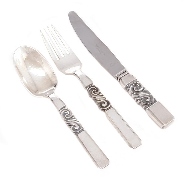 Johan Rohde for Georg Jensen Scroll Sterlingsilver cutlery. 6 Knifes (L: 19,5cm), 6 forks (L: 18cm)  and 6 spoons (L: 17cm)