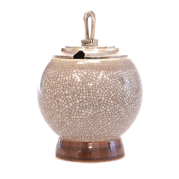 Konfitürentopf aus Porzellan von Bing & Grøndahl, Kopenhagen. Silberdeckel von Hugo Grün, Kopenhagen, 1949. H: 13cm