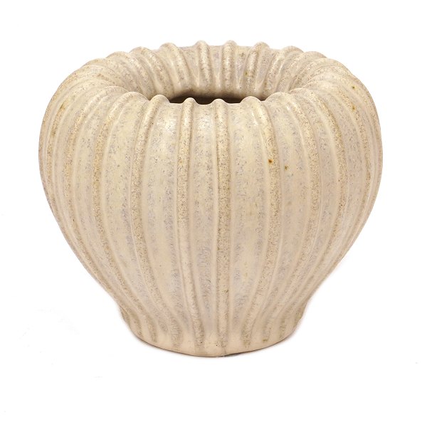 Arne Bang riflet vase 3 udført i stentøj. Signeret Arne Bang. H: 11cm. D: 14cm