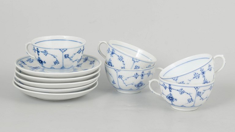 Royal Copenhagen Musselmalet Riflet, sæt af fem kaffekopper med underkopper.