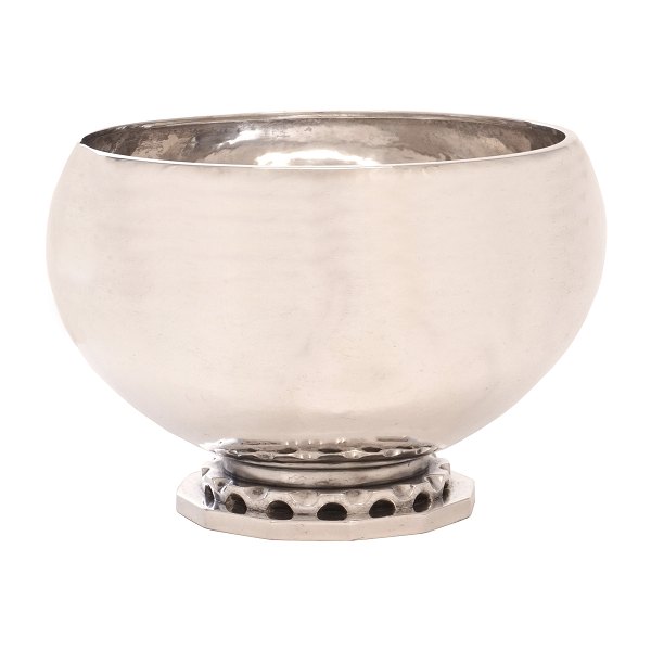 Large sterlingsilver bowl by Hans Hansen. Signed Hans Hansen and dated 1936. H: 12,5cm. D: 19cm. W: 744gr