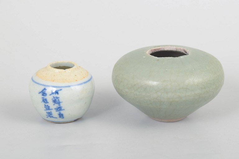 Set of two Chinese miniature vases.