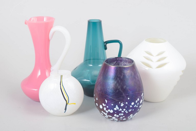 Sæt af fem kunstglasvaser og kunstglaskander.
