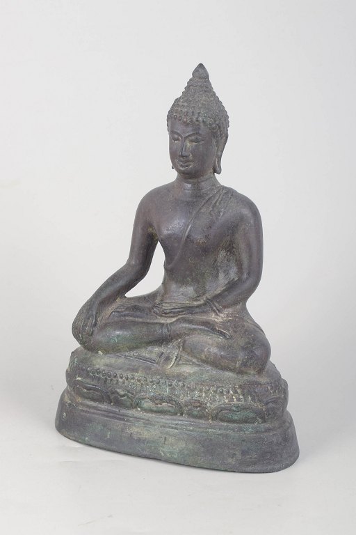 Buddhafigur i bronze.