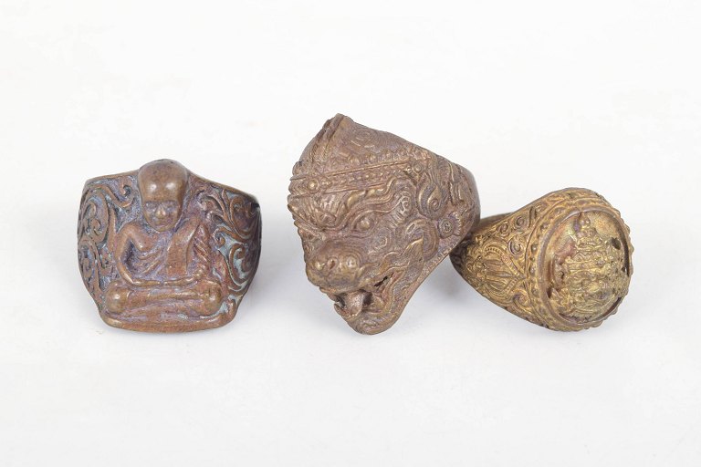 Sæt med tre orientalske fingerringe i bronze.