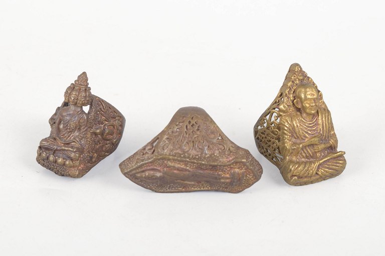 Sæt med tre orientalske fingerringe i bronze.