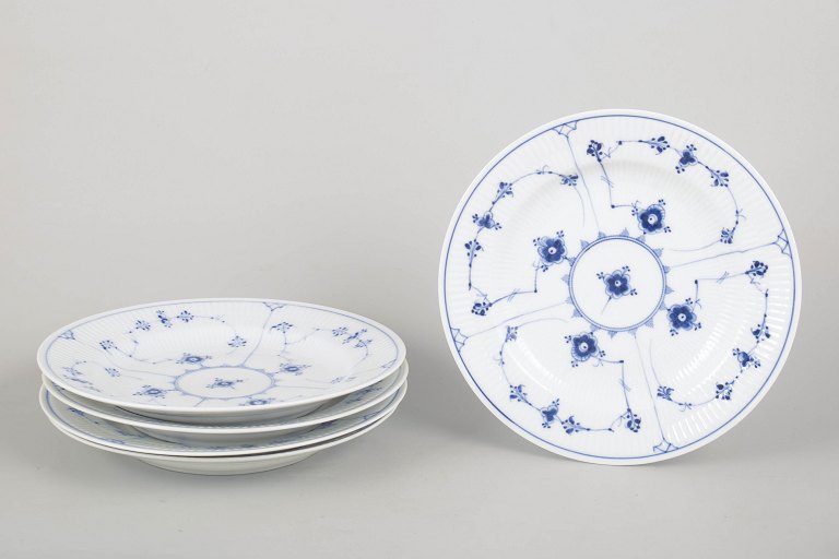 Royal Copenhagen, sæt med fem Musselmalet Riflet middagstallerkener.