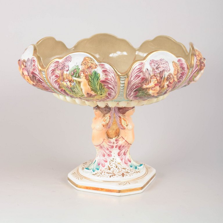 Capodimonte, stor majolikaopsats.