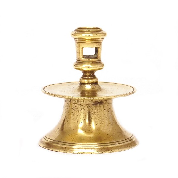 Small early 17th-century Dutch brass candlestick. H: 9,5cm. Base D: 8,2cm